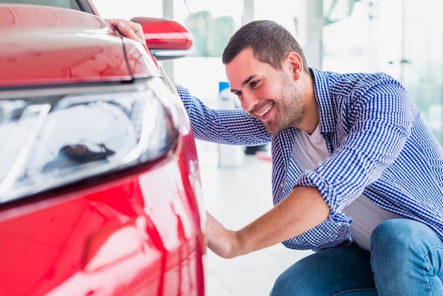 Mann, der heraus neues Auto überprüft