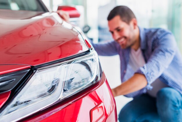 Mann, der heraus neues Auto überprüft