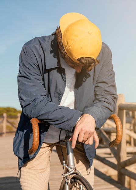 Kostenloses Foto mann, der hut mittlerer schuss trägt