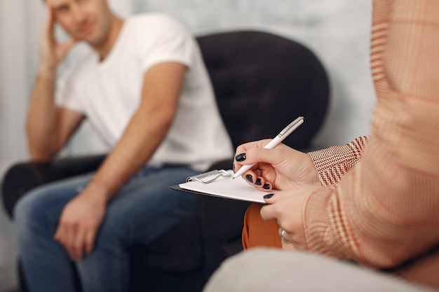 Mann, der im Büro des Psychologen sitzt und über Probleme spricht