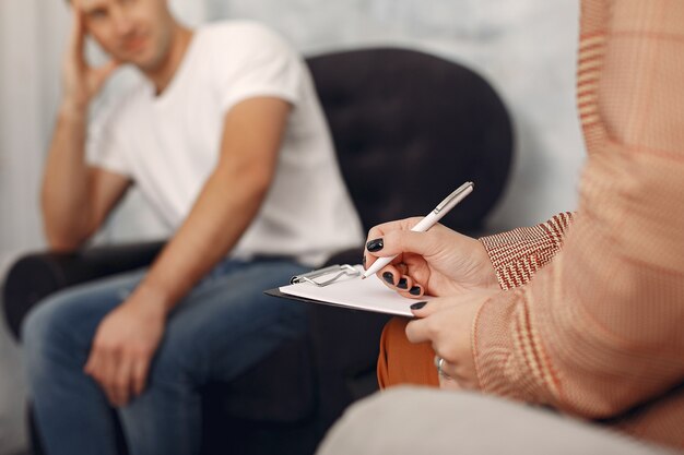 Mann, der im Büro des Psychologen sitzt und über Probleme spricht