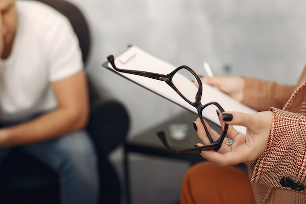 Mann, der im büro des psychologen sitzt und über probleme spricht