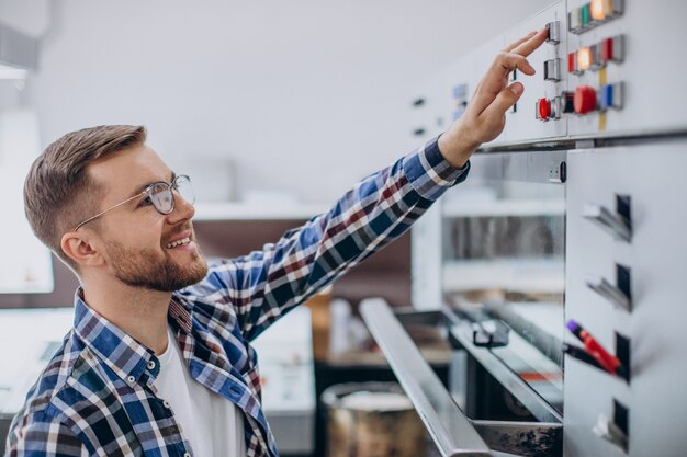 Mann, der im Druckhaus mit Papier und Farben arbeitet