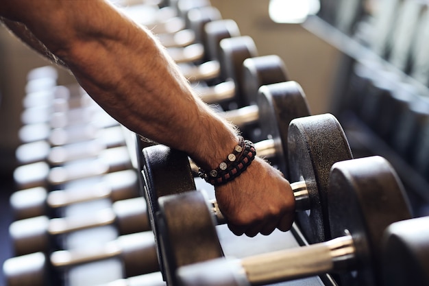 Mann, der im Fitnessstudio trainiert