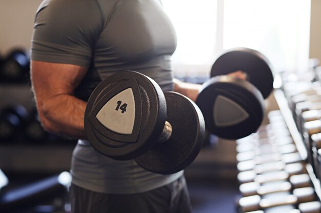 Mann, der im Fitnessstudio trainiert