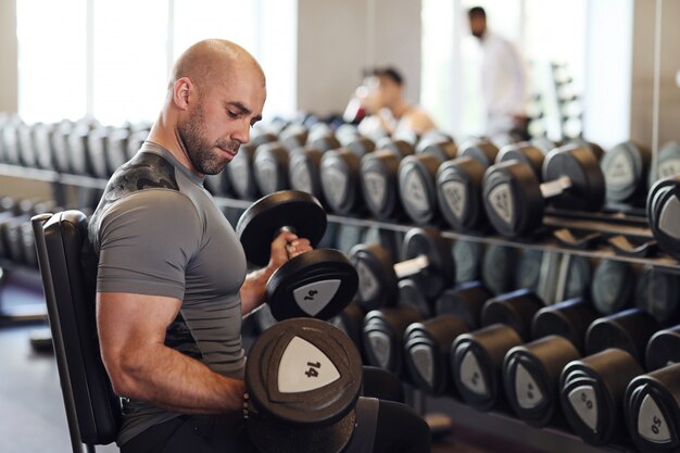 Mann, der im Fitnessstudio trainiert