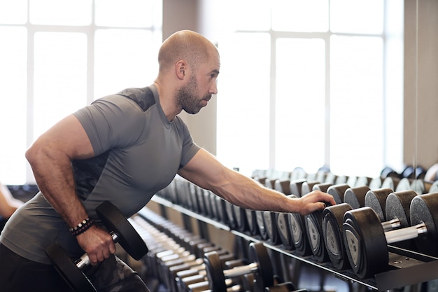 Mann, der im Fitnessstudio trainiert