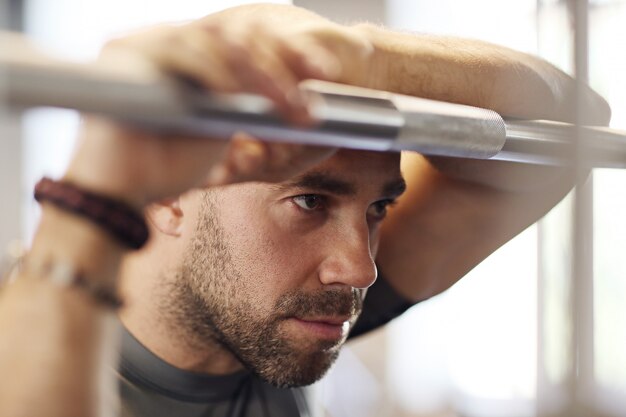 Mann, der im Fitnessstudio trainiert