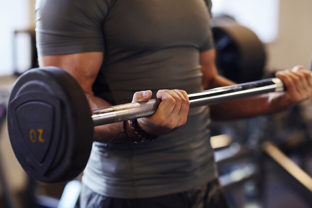 Mann, der im Fitnessstudio trainiert