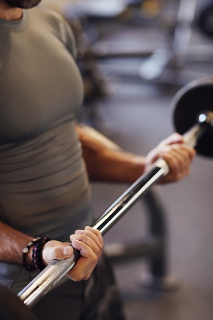 Mann, der im Fitnessstudio trainiert