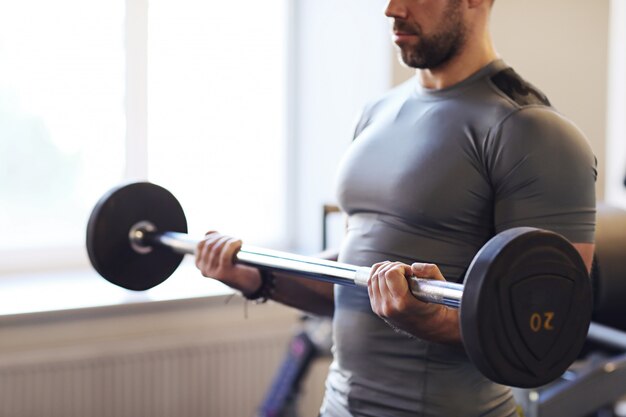 Mann, der im Fitnessstudio trainiert