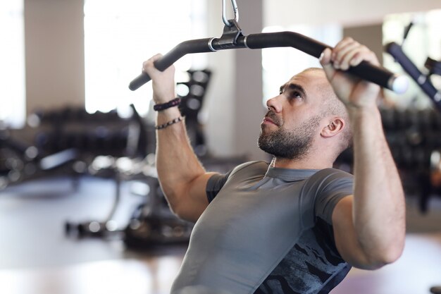 Mann, der im Fitnessstudio trainiert