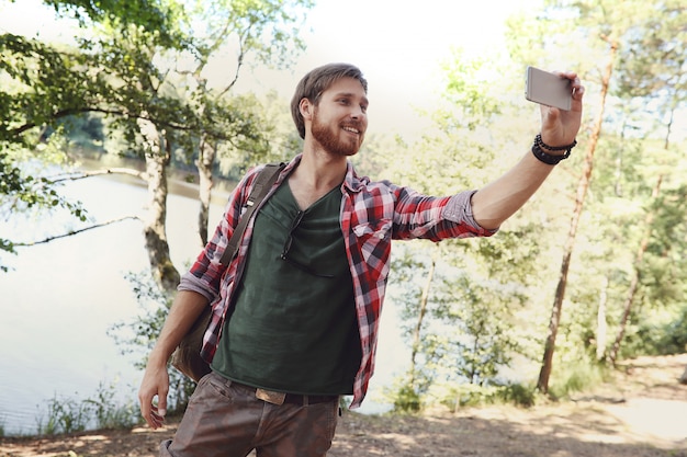 Mann, der im Wald wandert