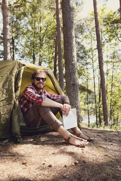 Mann, der im Wald wandert