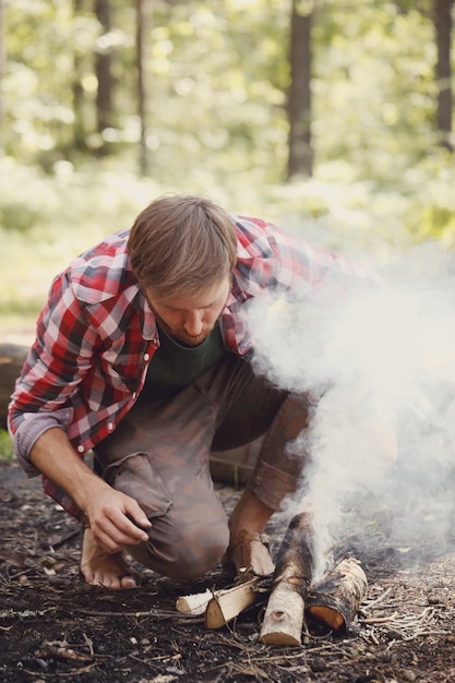 Mann, der im Wald wandert