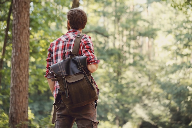 Kostenloses Foto mann, der im wald wandert