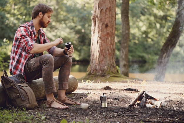 Mann, der im Wald wandert