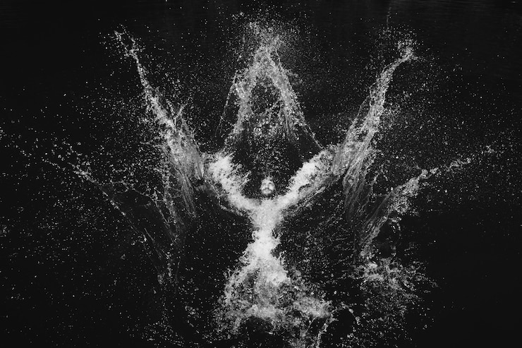 Kostenlose Foto mann, der in das wasser springt