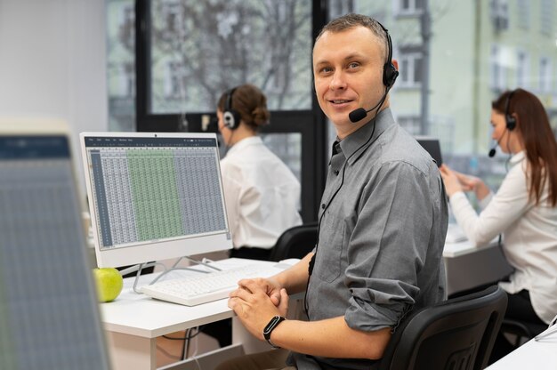 Mann, der in einem Callcenter-Büro arbeitet