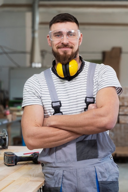 Kostenloses Foto mann, der in einem lager für mdf-platten arbeitet