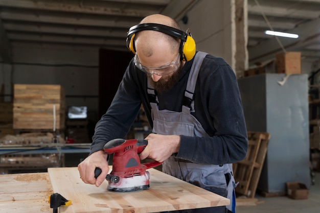 Mann, der in einem Lager für MDF-Platten arbeitet