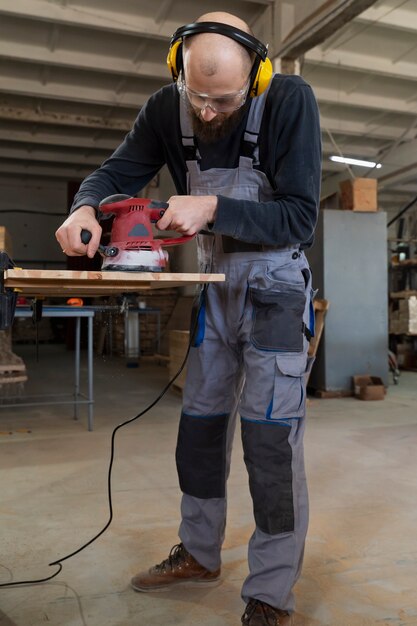 Mann, der in einem Lager für MDF-Platten arbeitet