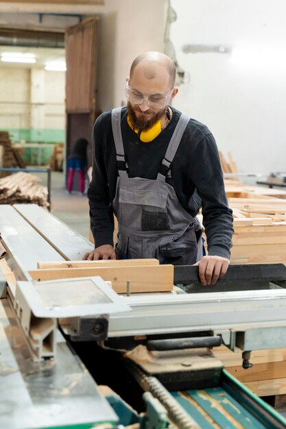 Mann, der in einem Lager für MDF-Platten arbeitet