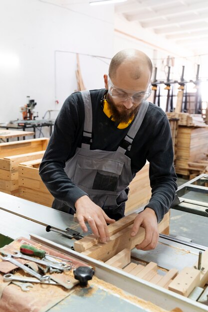 Mann, der in einem Lager für MDF-Platten arbeitet