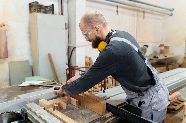 Mann, der in einem Lager für MDF-Platten arbeitet