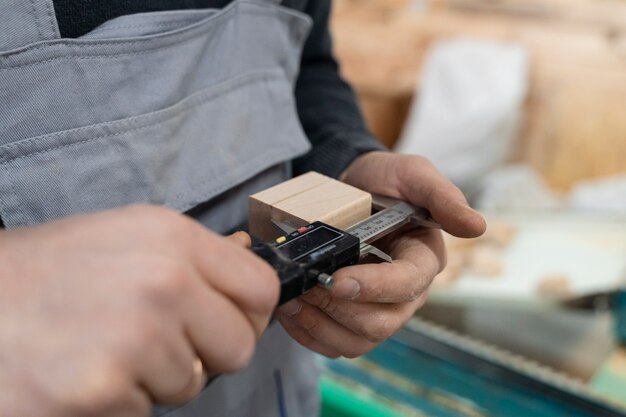 Mann, der in einem Lager für MDF-Platten arbeitet