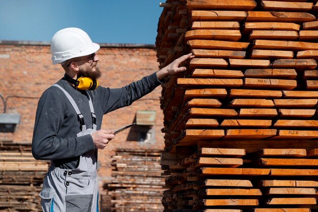 Mann, der in einem Lager für MDF-Platten arbeitet