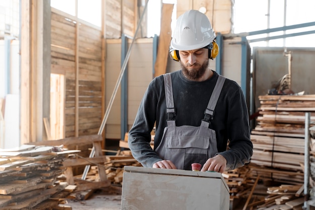 Mann, der in einem Lager für MDF-Platten arbeitet