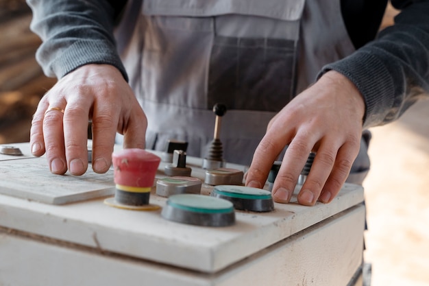 Mann, der in einem Lager für MDF-Platten arbeitet