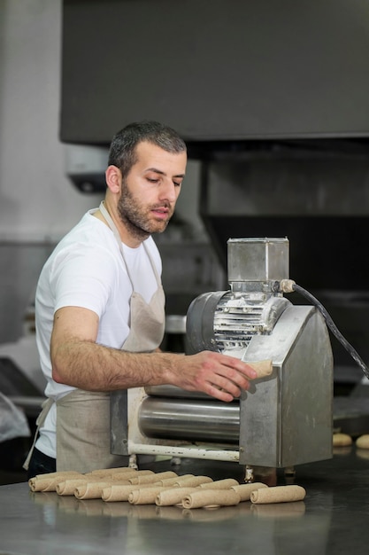Mann, der in einer Brotbäckerei arbeitet
