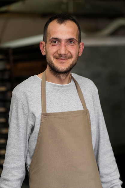 Mann, der in einer Brotbäckerei steht