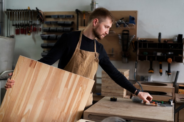 Mann, der in einer Holzstichwerkstatt arbeitet