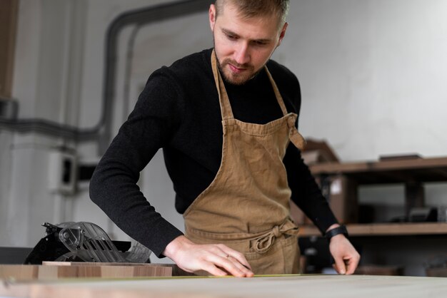 Mann, der in einer Holzstichwerkstatt arbeitet