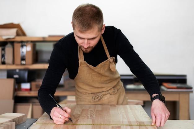 Mann, der in einer Holzstichwerkstatt arbeitet