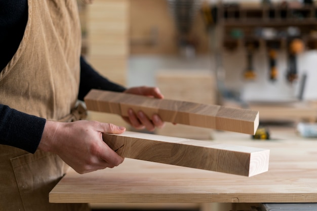 Mann, der in einer Holzstichwerkstatt arbeitet