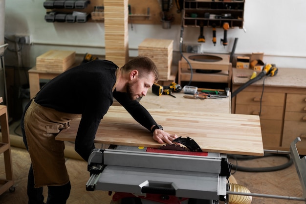 Mann, der in einer Holzstichwerkstatt arbeitet