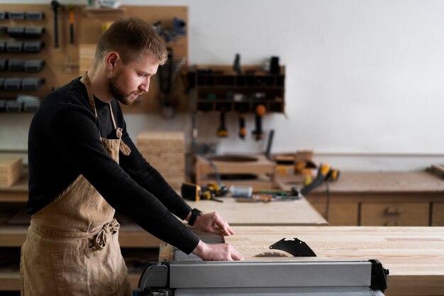 Mann, der in einer Holzstichwerkstatt arbeitet