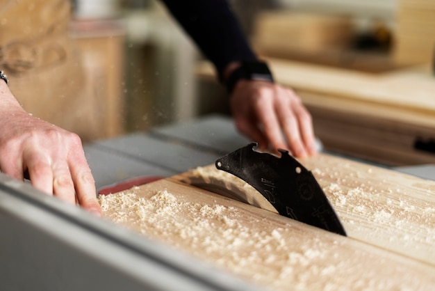 Kostenloses Foto mann, der in einer holzstichwerkstatt arbeitet