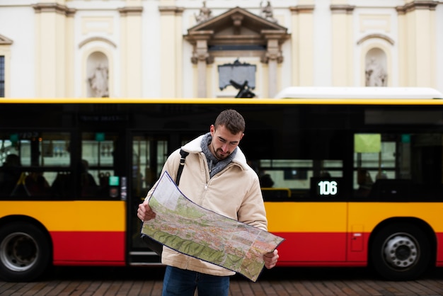 Mann, der in seinen Ferien eine Karte verwendet