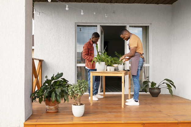 Mann, der Indoor-Landwirtschaft genießt