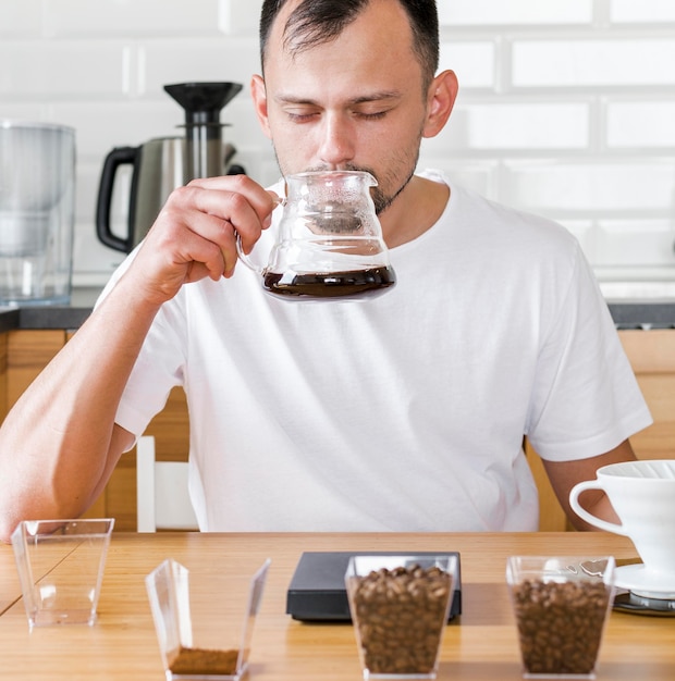 Mann, der Kaffee drinnen trinkt