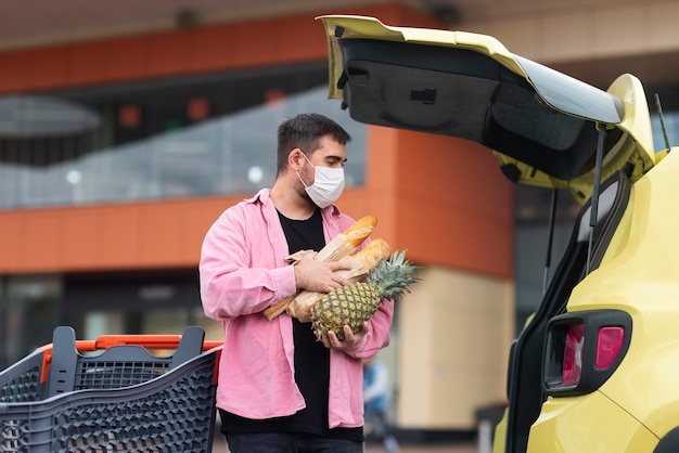 Kostenloses Foto mann, der lebensmittel hält, mittlerer schuss