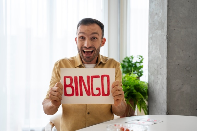 Kostenloses Foto mann, der leidenschaftlich gerne bingo spielt