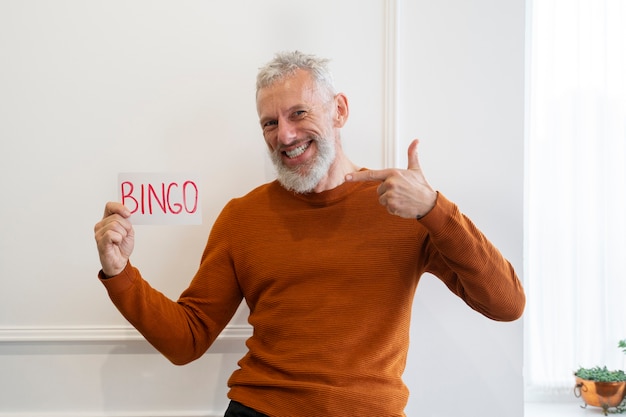 Kostenloses Foto mann, der leidenschaftlich gerne bingo spielt