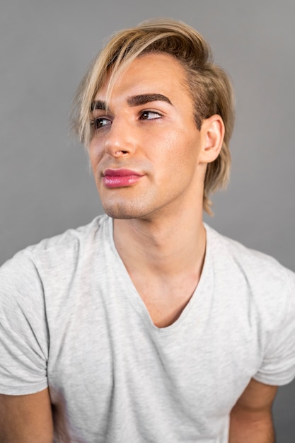 Mann, der Make-up-Kosmetik trägt