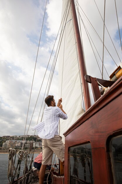 Mann, der mit dem Boot in San Sebastian reist